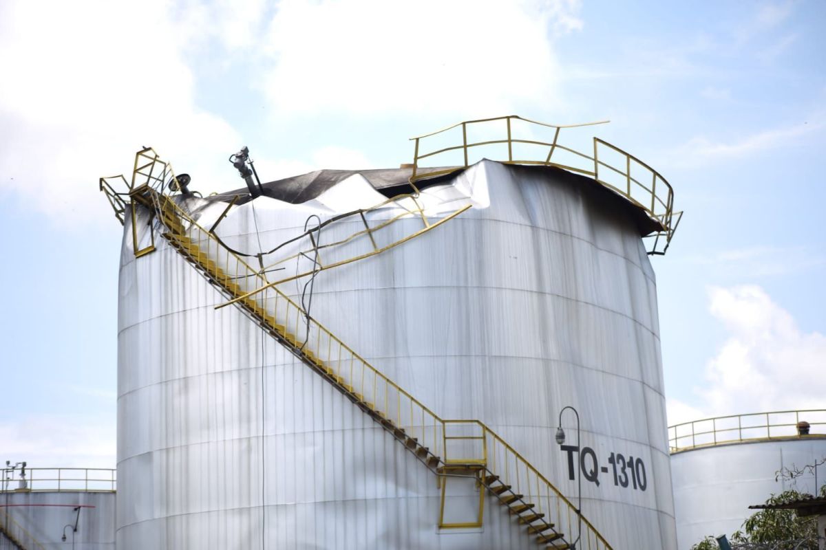 Desaparecidos após explosão em tanque de combustível são encontrados mortos