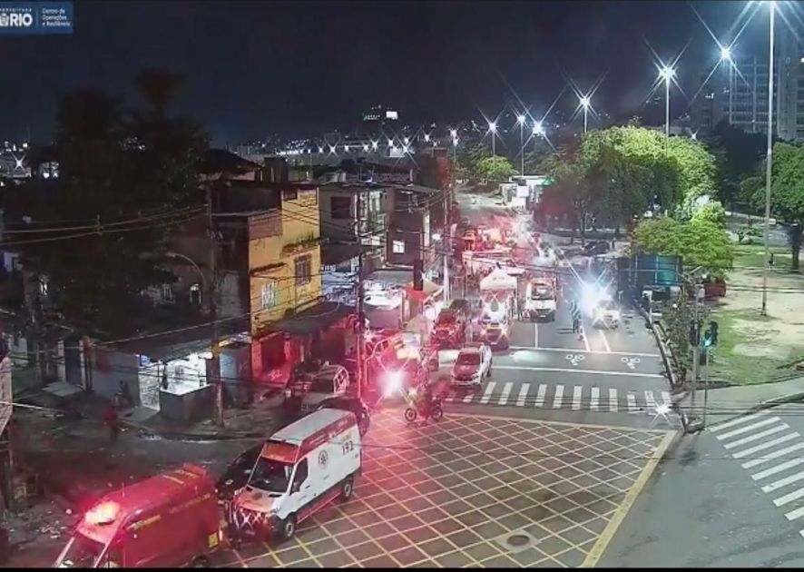Duas pessoas são soterradas após imóveis desabarem na região do Maracanã
