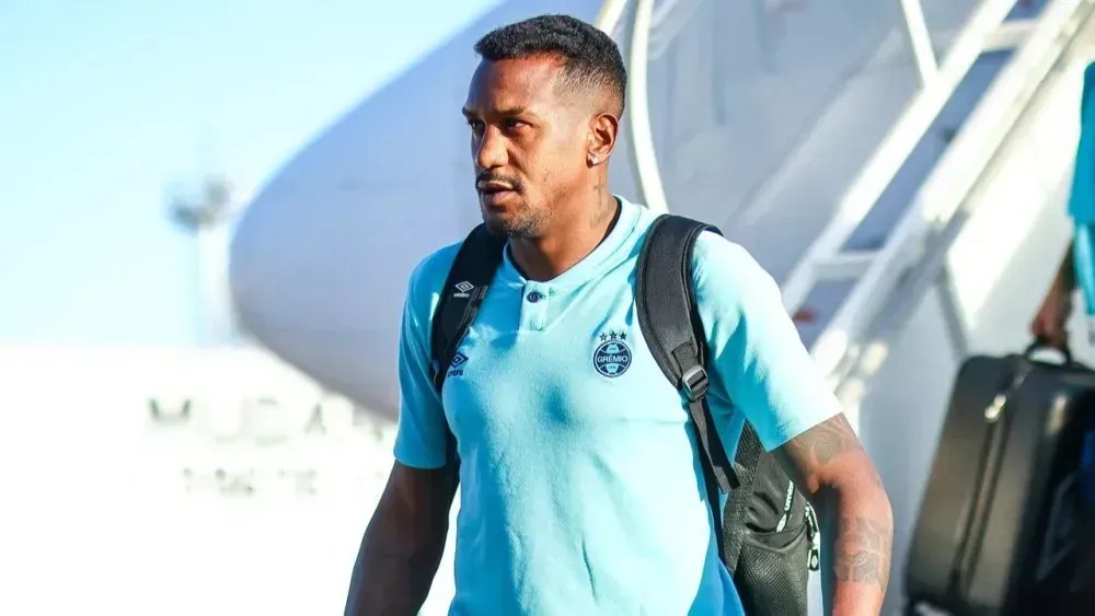 Edenilson chega ao Rio de Janeiro para assinar contrato com o Botafogo