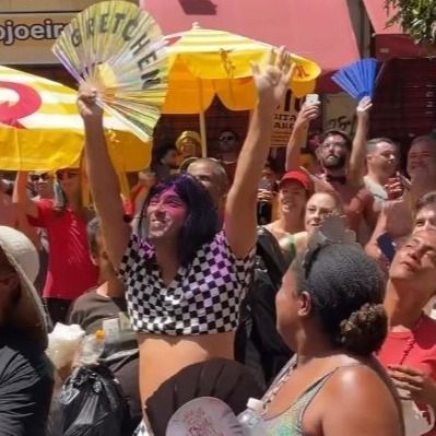 Foliões aproveitam o Carnaval em diversas cidades do país