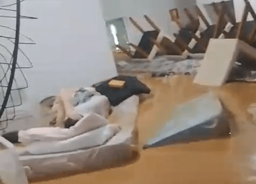 Idosos boiam em colchão após alagamento devastador em Ubá (MG)