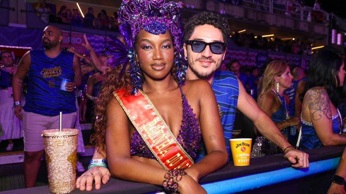 Iza assume namoro com João Vitor Silva e celebra com beijão; veja