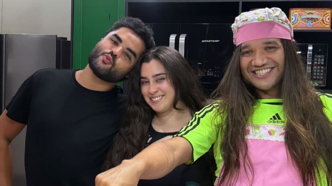Lauren Jauregui aproveita o Brasil e come cachorro-quente com amigos