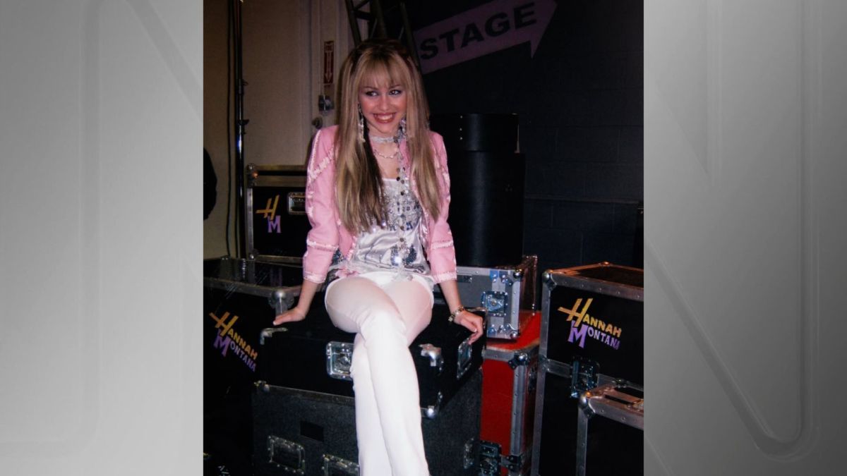 Miley Cyrus posta foto vestida de Hannah Montana nas redes sociais