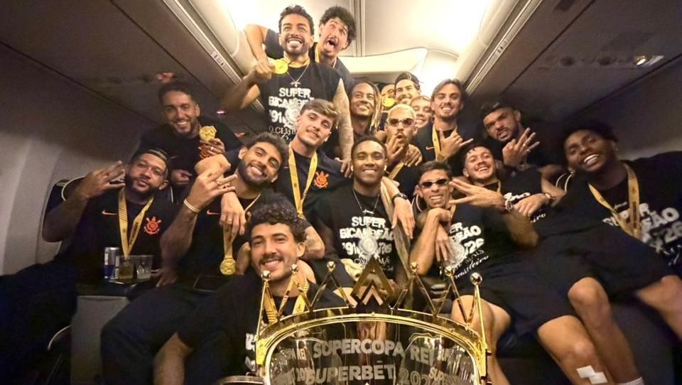 “Não tem dinheiro, mas levanta troféus”: meia ironiza crise no Corinthians