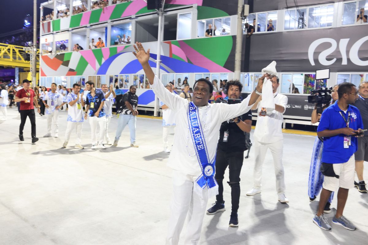 Neguinho ovacionado e barco que se transformou; veja desfile da Beija-Flor