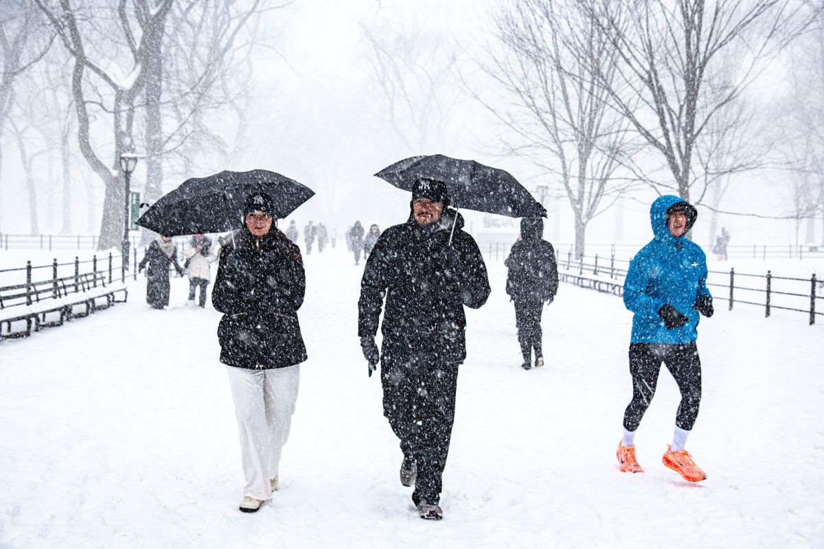 Neve não derrete e se transforma em hóspede indesejado em Nova York