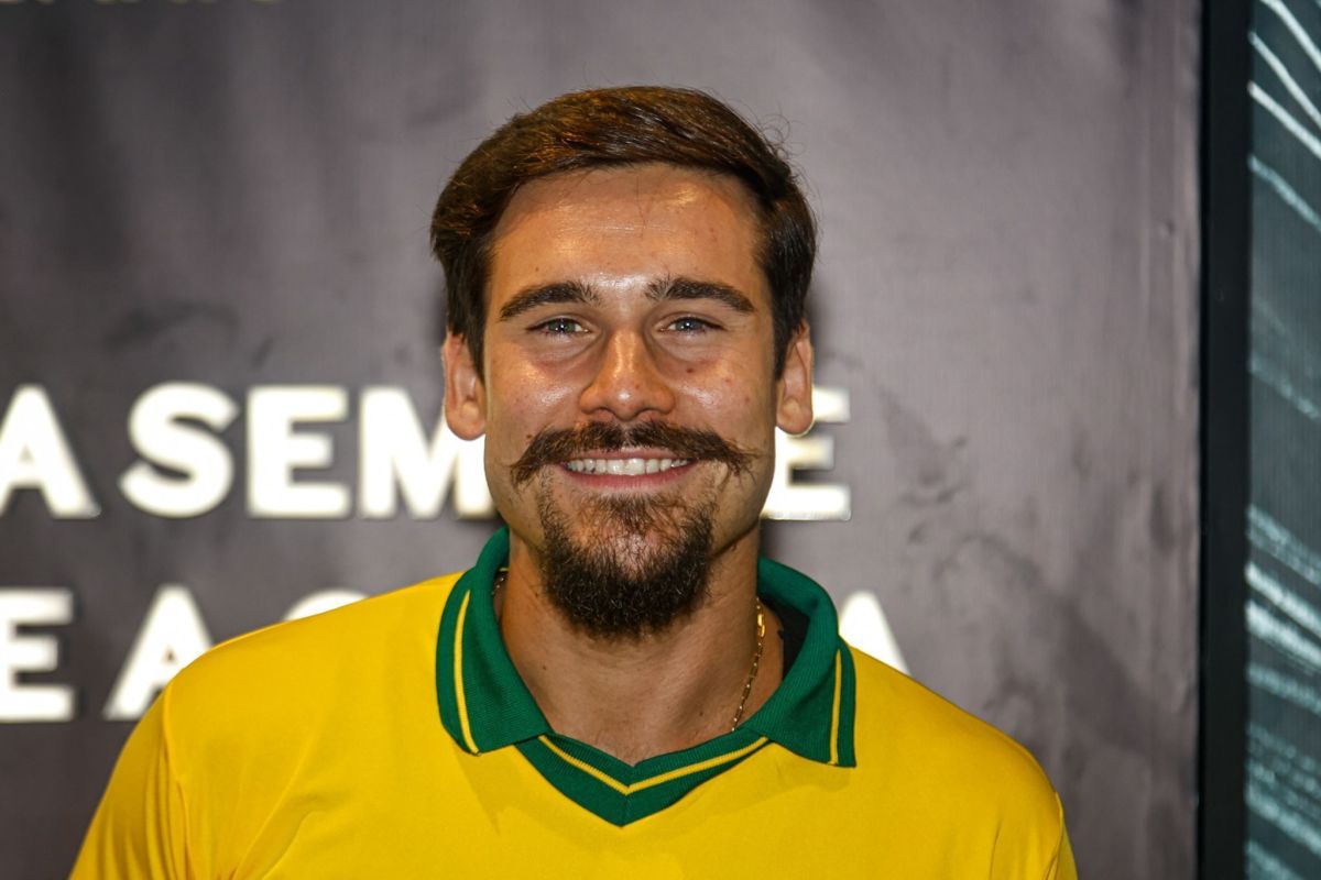 Nicolas Prattes revela maratona para assistir desfile com Sabrina Sato