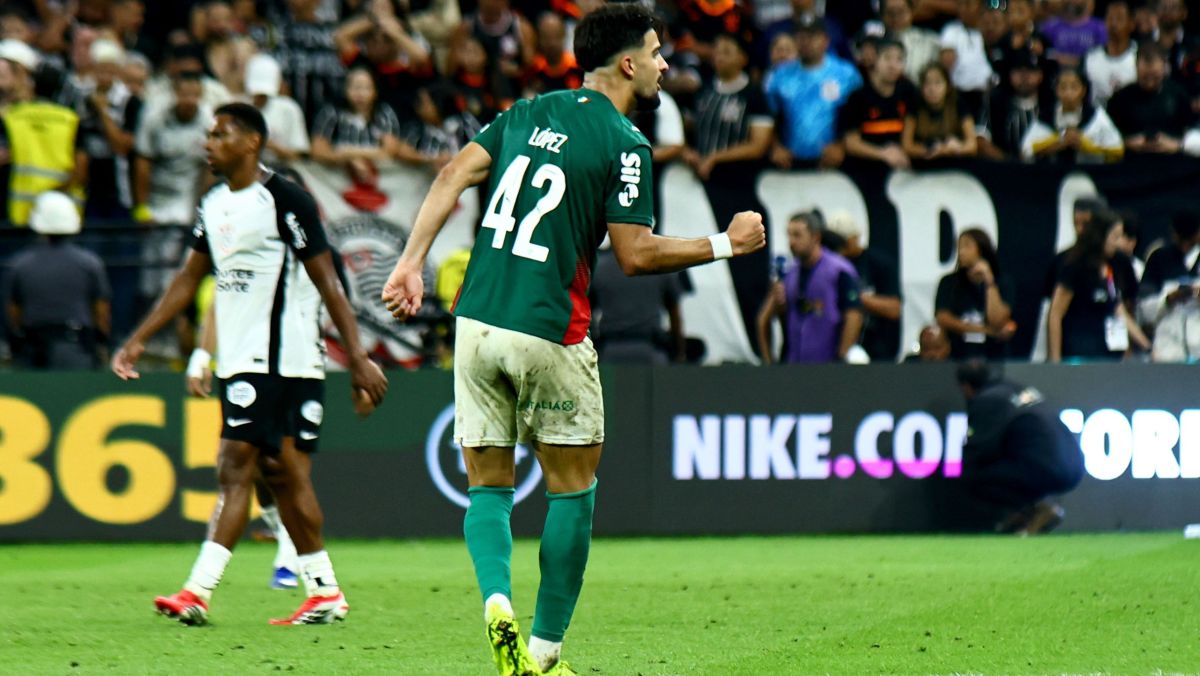 Palmeiras vence Corinthians com gol de Flaco; Memphis perde pênalti
