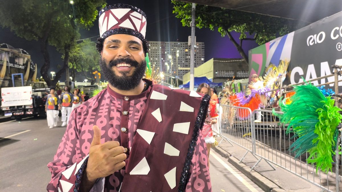 Paulo Vieira desfila e fala de jornada dupla no Carnaval 2026
