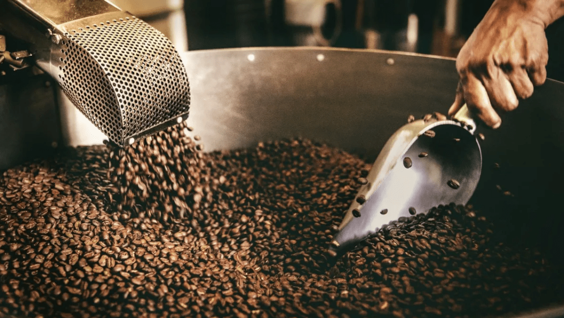 Preços futuros do açúcar e café recuam com perspectiva de excedente global