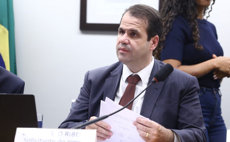 Projeto tipifica crimes de falsificação e de comercialização ilícita de cigarros