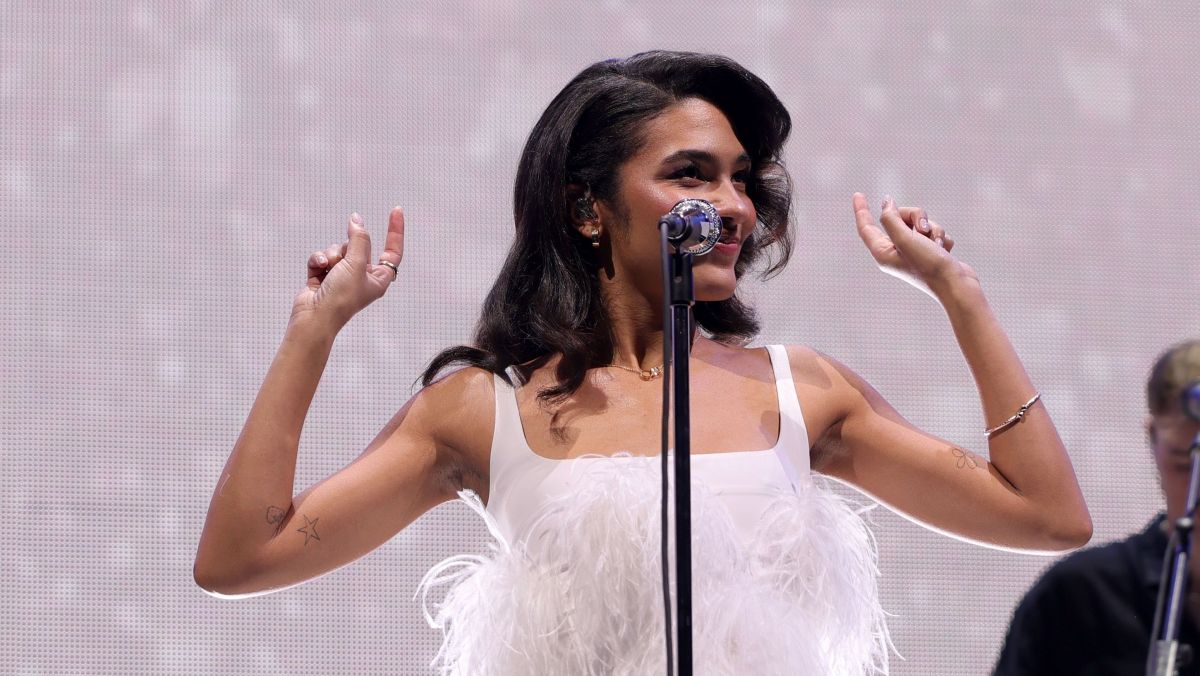 Quem é Olivia Dean, cantora que venceu o Grammy de Artista Revelação