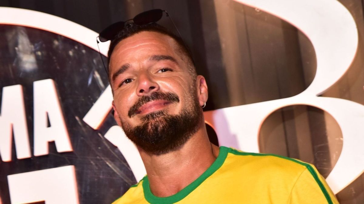 Ricky Martin chega ao Carvaval do Rio e exibe visão da Sapucaí: “Feliz”