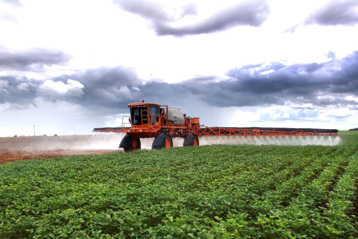 Uso de defensivos no campo deve atingir 2,6 bi de hectares tratados em 2025