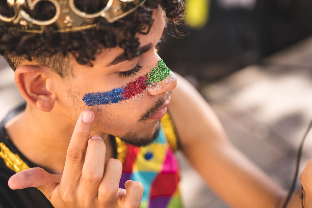 Vai se cobrir de glitter? Saiba como proteger a pele no Carnaval