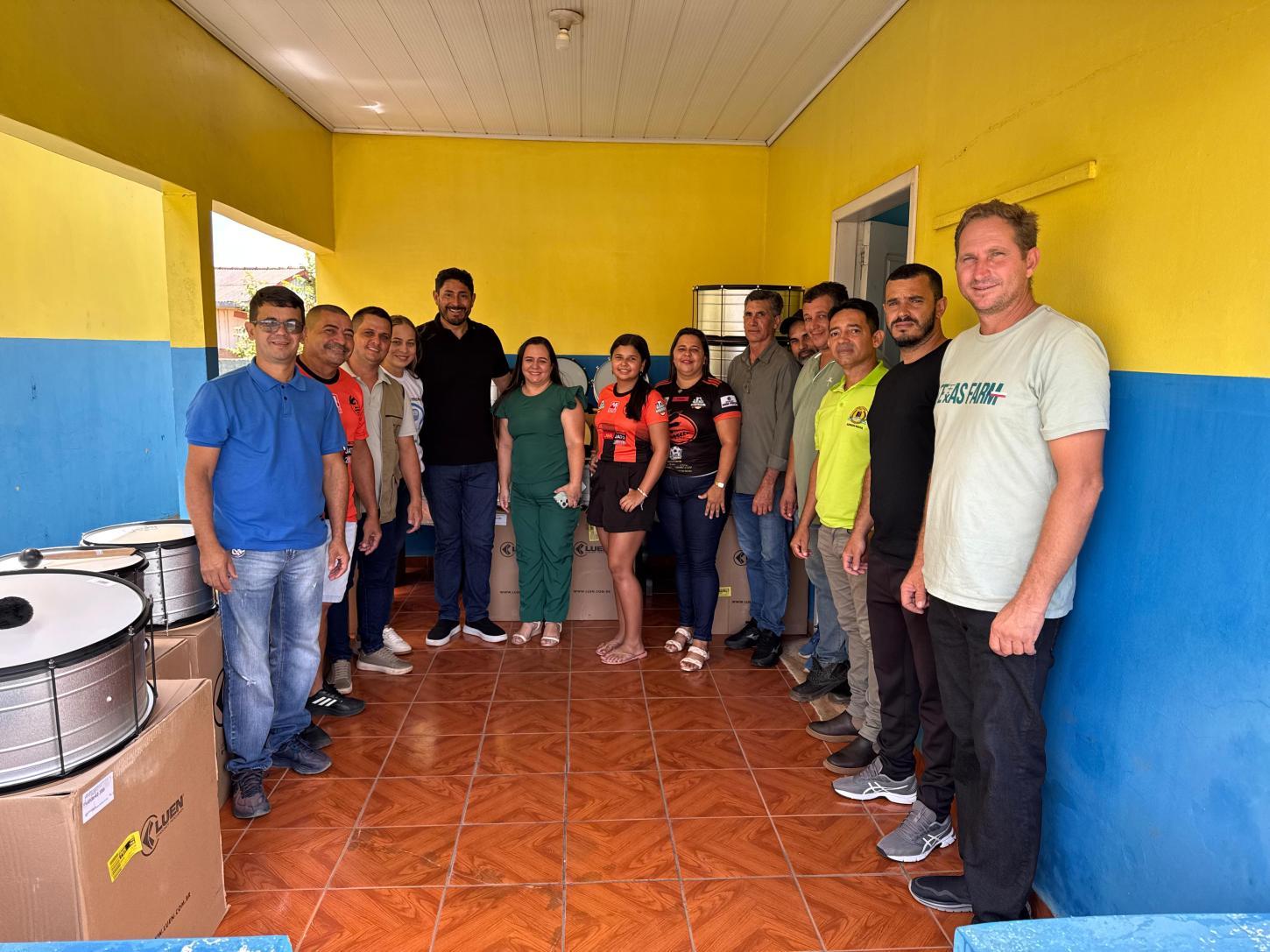 Vereador Márcio Pacele realiza entrega de equipamentos de fanfarra em Extrema e reforça compromisso com a cultura e o futuro da juventude