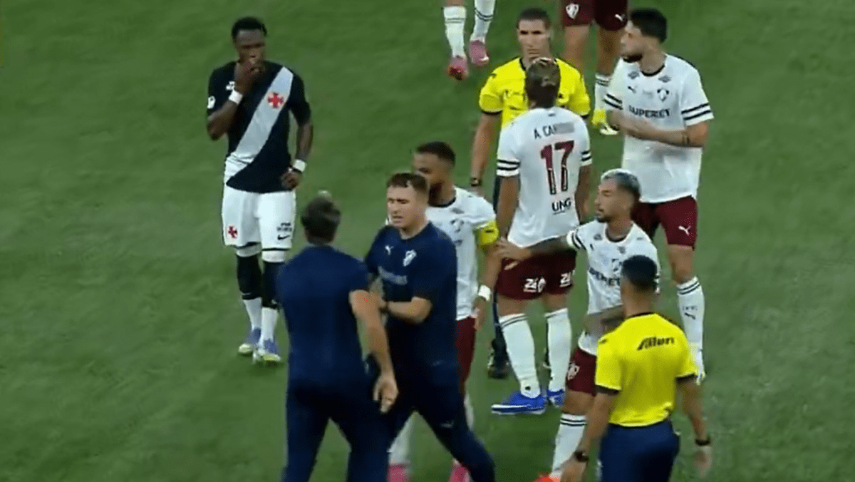 Zubeldía perde a linha, é expulso e invade o gramado no carioca