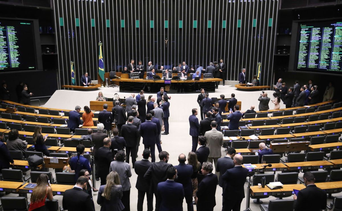 A cinco dias do fim de janela partidária, 52 deputados já trocaram de sigla