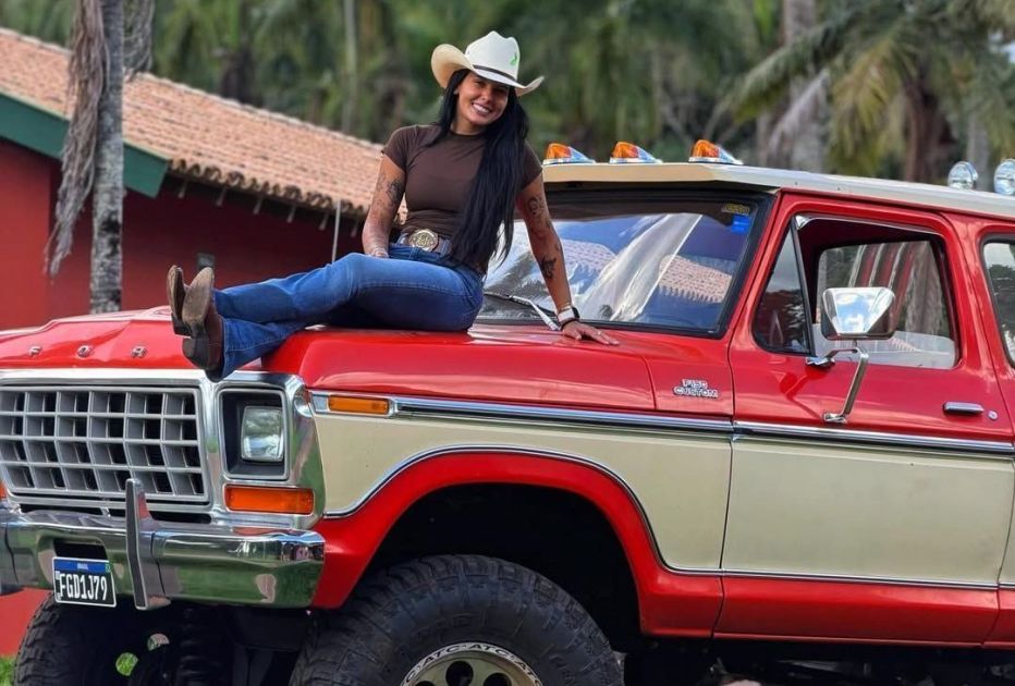 Ana Castela posa com caminhonete rara; conheça modelo