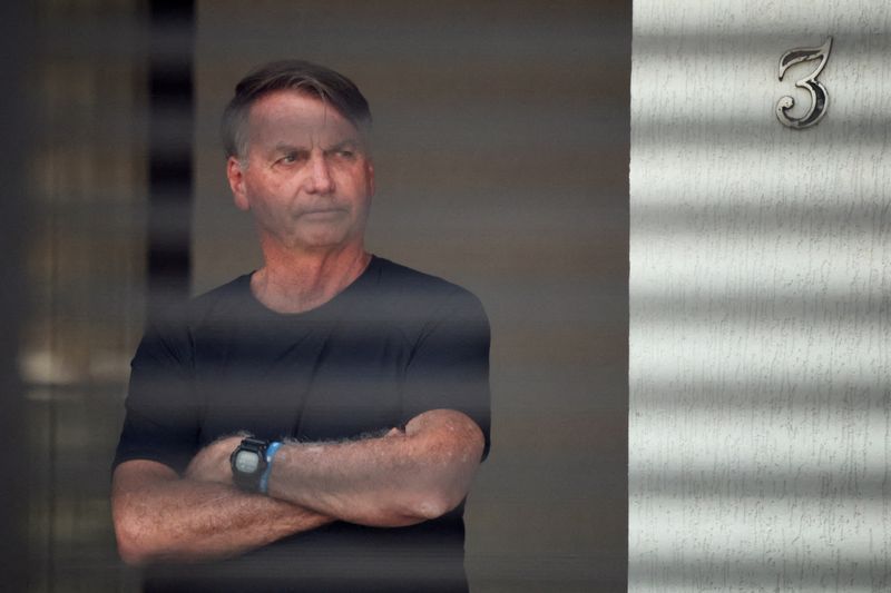 Após alta, Bolsonaro coloca tornozeleira e passa a cumprir domiciliar