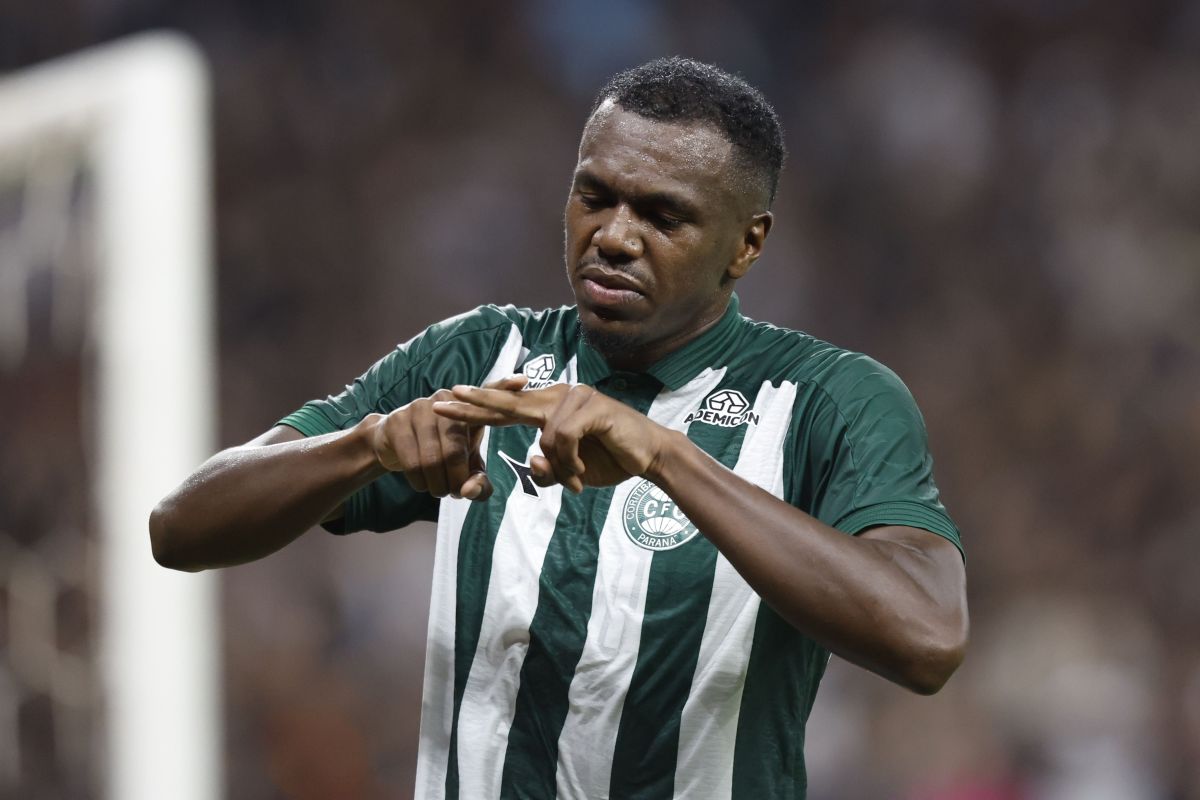 Autor de gol do Coritiba sai de ambulância de jogo contra o Corinthians
