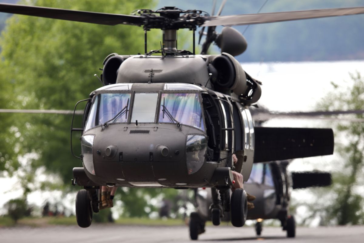 Avião com 168 pessoas a bordo quase colide com helicóptero militar dos EUA