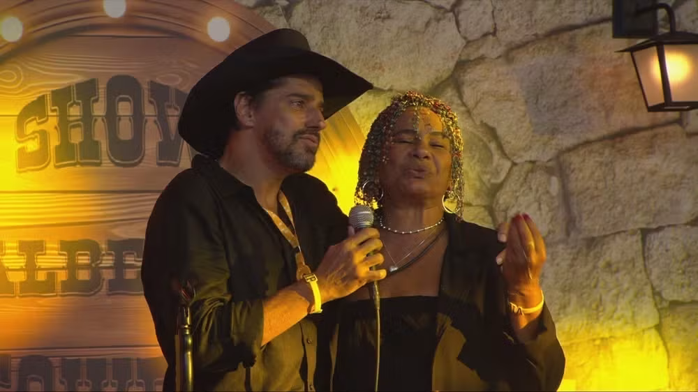 BBB 26: Primo de Victor & Leo, Cowboy canta “Borboletas” na Festa do Líder