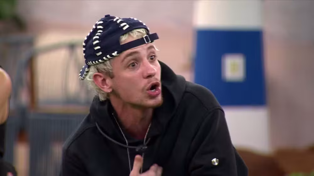 BBB26: Jonas e Juliano trocam ofensas com “frangão” e “Galinha Pintadinha”