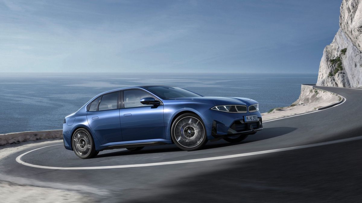 BMW revela novo sedã elétrico i3 que roda 900 km com uma carga