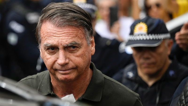 Bolsonaro permanece estável e sem previsão de alta, diz boletim médico