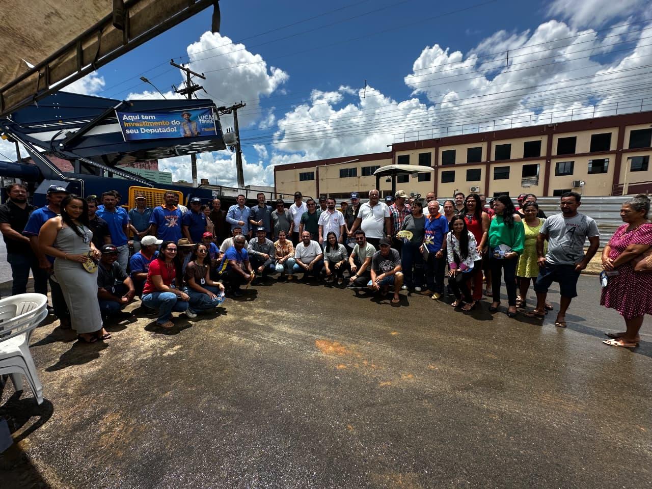 Buritis recebe R$ 1,2 milhão em implementos agrícolas e ganha primeira recolhedora de café