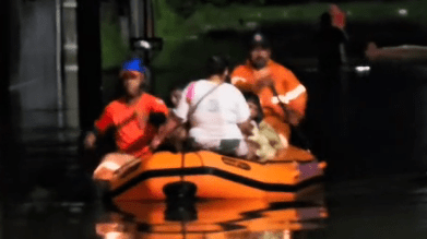 Chuva forte deixa desabrigados e mobiliza resgates em Peruíbe (SP)