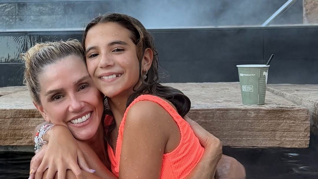 Deborah Secco posa ao lado de filha com look parecido; veja foto