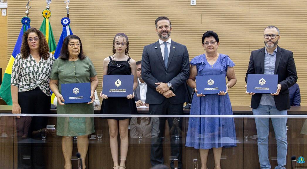 Deputado Delegado Lucas conduz sessão solene com títulos honoríficos in memoriam e homenagem à equipe da AMI