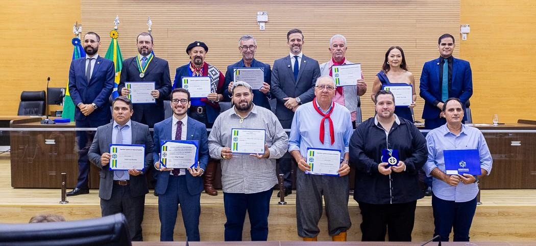 Deputado Delegado Lucas promove sessão solene e entrega honrarias a personalidades de Buritis e Ariquemes