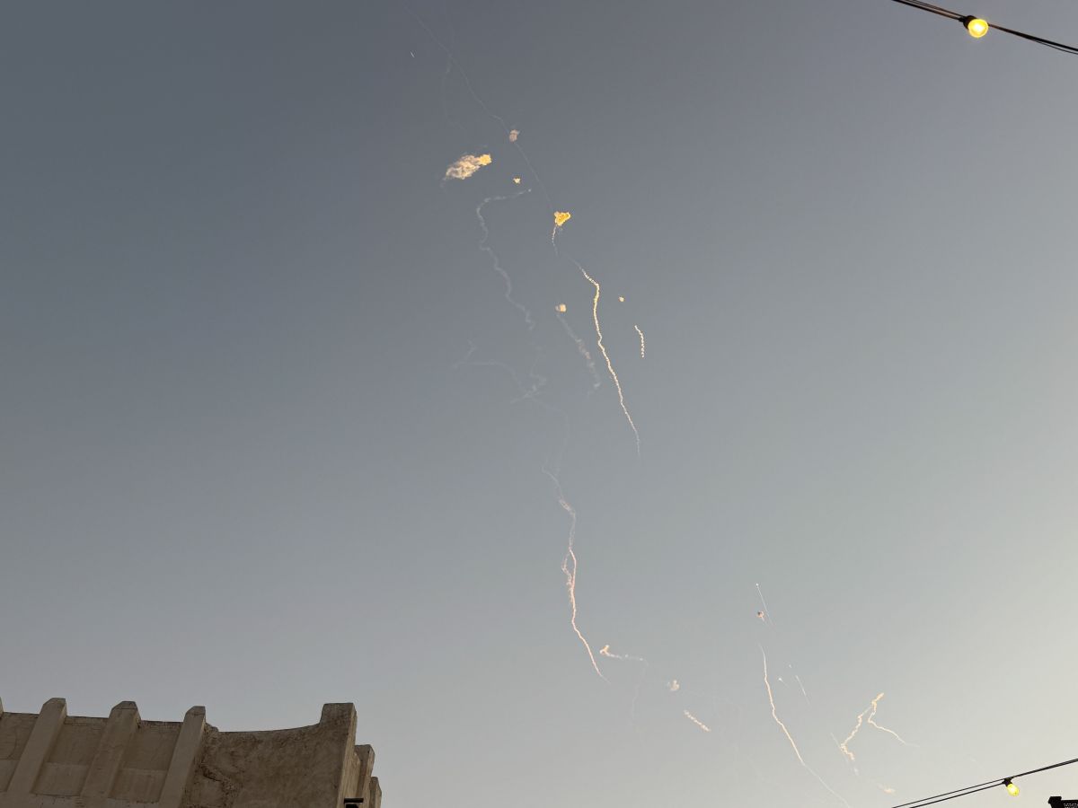 Destroços de míssil interceptado matam duas pessoas nos Emirados Árabes
