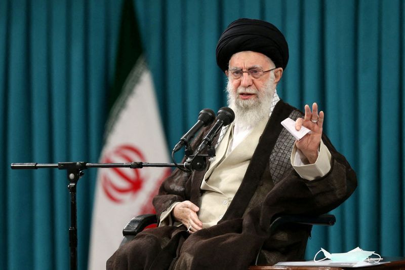 Esposa de Khamenei morre após ataques de EUA e Israel, diz mídia do Irã