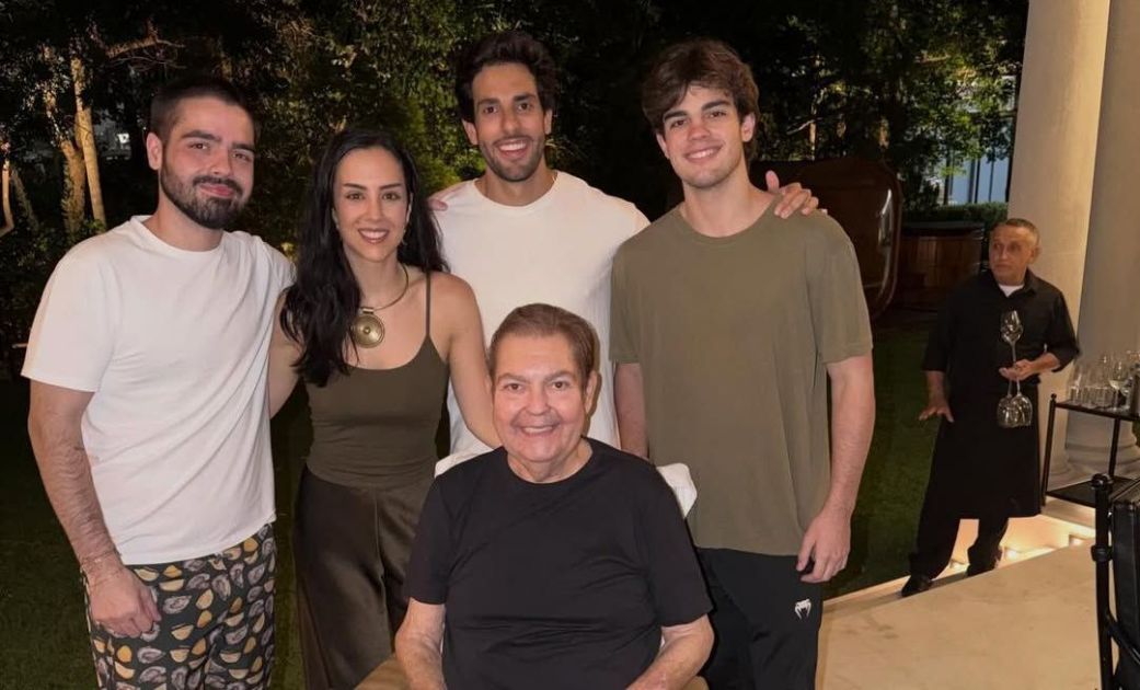 Faustão faz rara aparição em cadeira de rodas no aniversário da filha