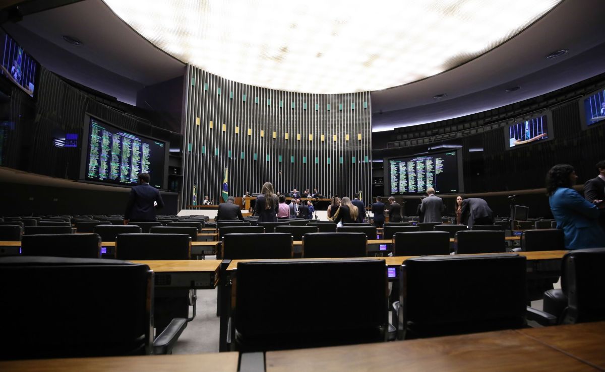 Fim da janela partidária provoca semana esvaziada na Câmara