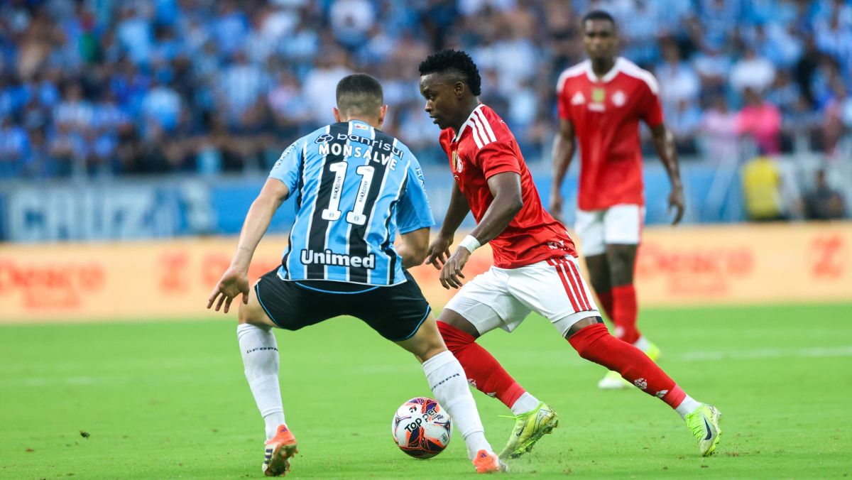 Grêmio atropela o Inter no GreNal 450 e abre vantagem na final do Gauchão