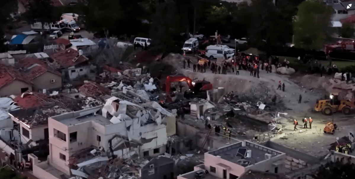 Imagens de drones mostram operações de resgate após ataque com míssil