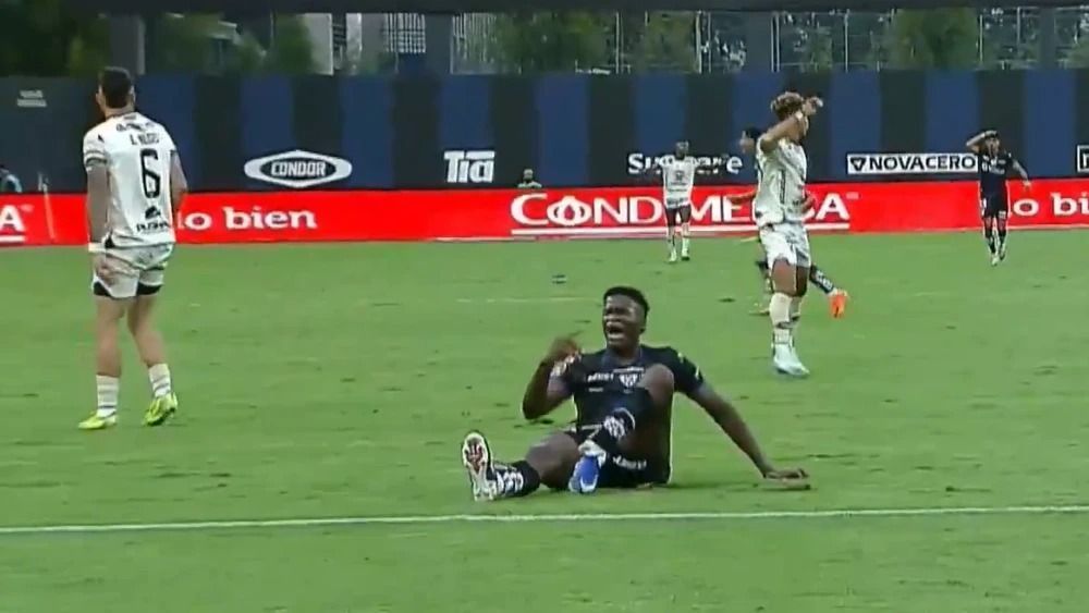 Imagens fortes: defensor quebra perna de atacante do Del Valle