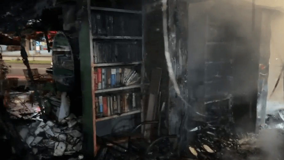 Incêndio atinge biblioteca comunitária em BH; veja imagens