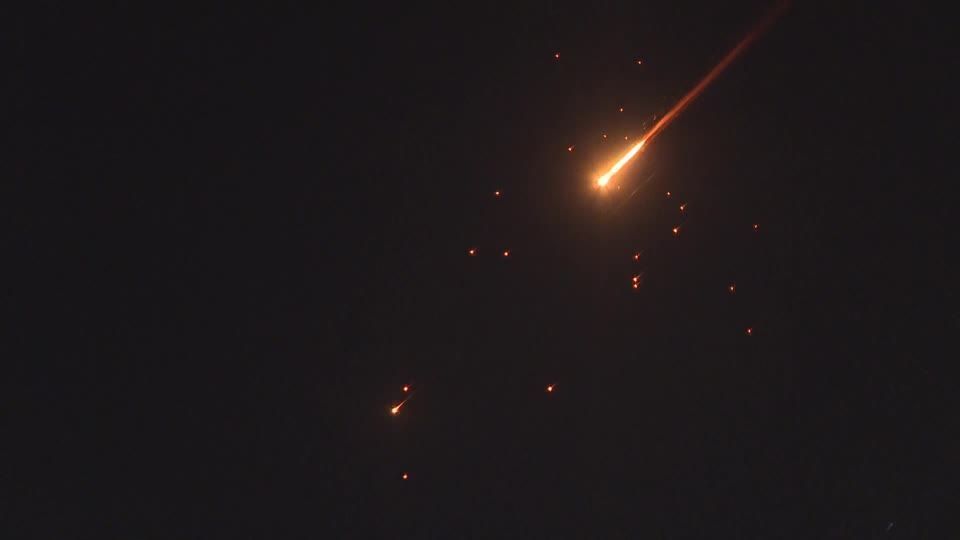 Irã lança bombas de fragmentação contra Tel Aviv, Jerusalém e Cisjordânia