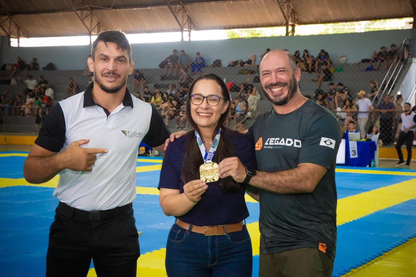 JIU-JITSU: Rosangela Donadon entrega equipamentos e materiais no valor de R$ 75 mil para fortalecimento do esporte em Vilhena
