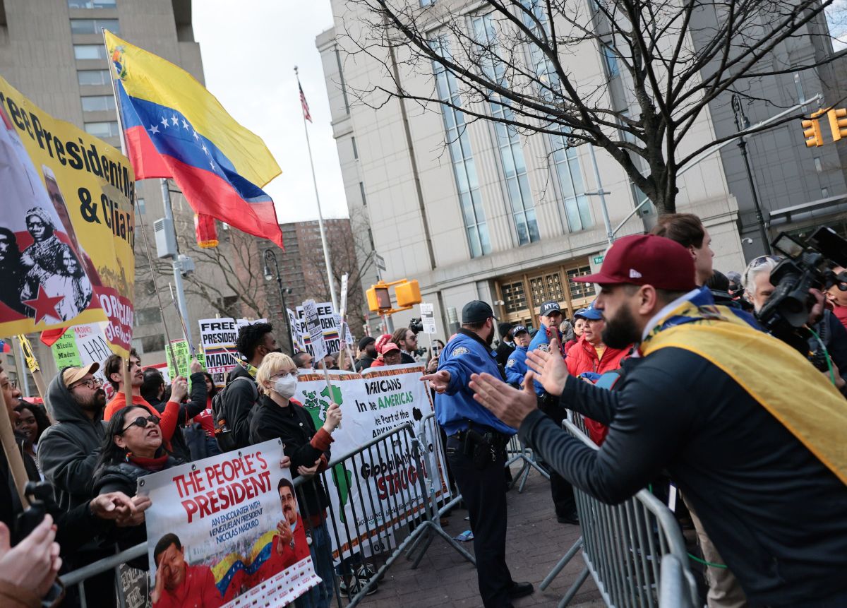 Manifestantes pró e contra Maduro se reúnem em frente a tribunal em NY