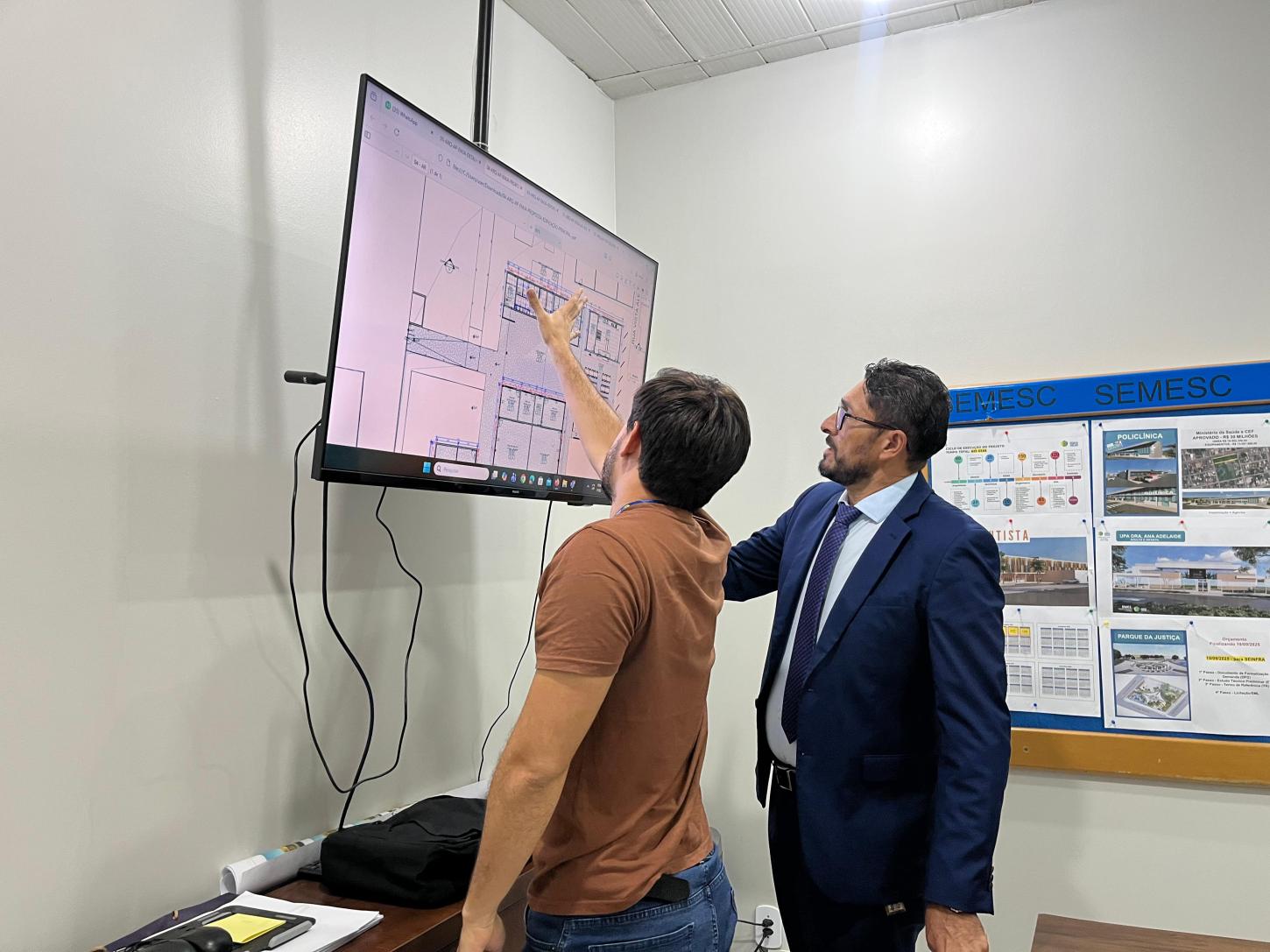 Márcio Pacele acompanha na SMCL fase final do projeto do novo refeitório, cozinha e banheiros da Escola José Augusto, em Extrema.