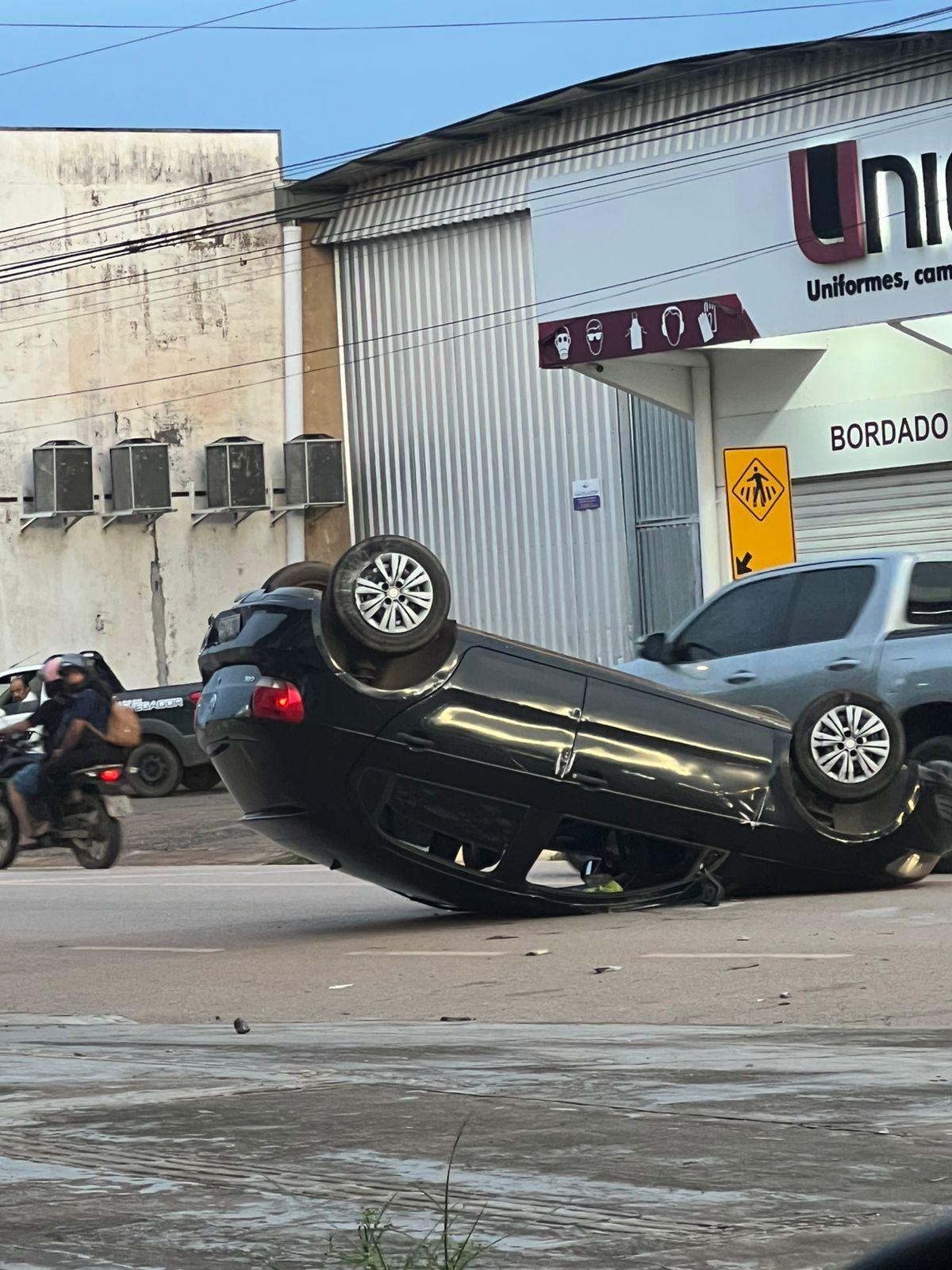 Motorista foge após provocar capotamento