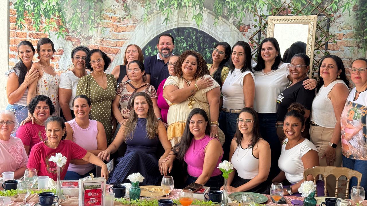 Mulheres recebem books fotográficos do projeto Flores de Cactos em Cacoal